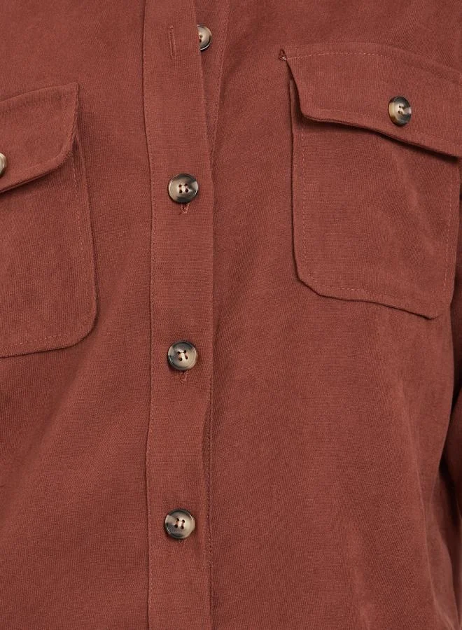 ستايلي قميص بني بياقة وأزرار أمامية