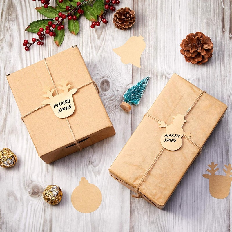 كلاراكو 300 قطعة من ملصقات ورق كرافت لعيد الميلاد، علامات عيد الميلاد البنية، علامات اسم ذات طابع عيد الميلاد لصناديق الهدايا، 2.5 × 2.5 بوصة، 4 أنماط كرة عيد الميلاد، رجل الثلج، جرس، أيل - Image 4