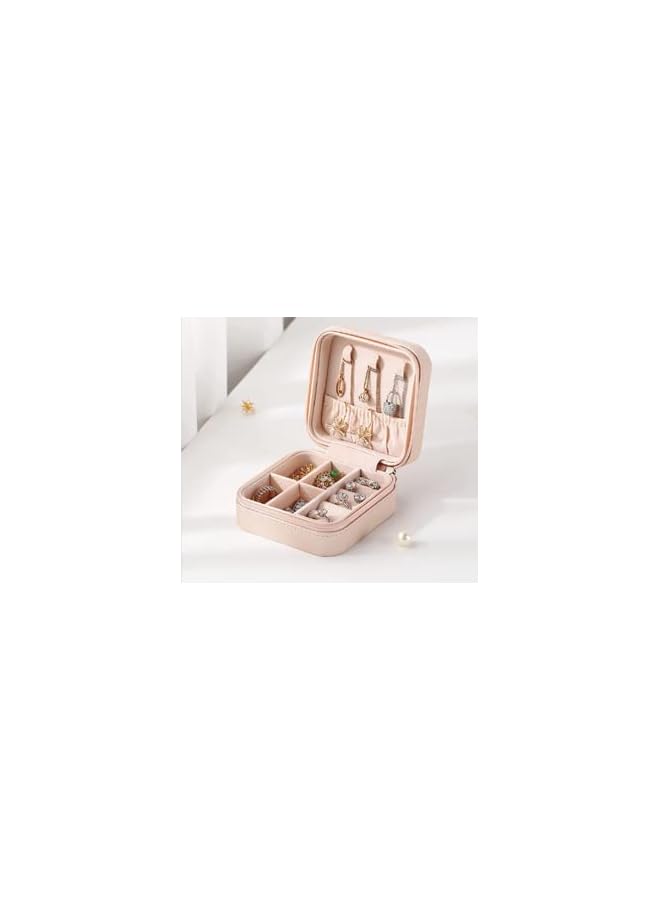 Beauenty صندوق تخزين المجوهرات، صندوق جلدي مربع صغير محمول للسفر المنزلي، مريح للحمل وتخزين الأقراط والقلائد والخواتم والأدوات وغيرها من الإكسسوارات، صندوق تخزين المجوهرات للسفر - Image 1