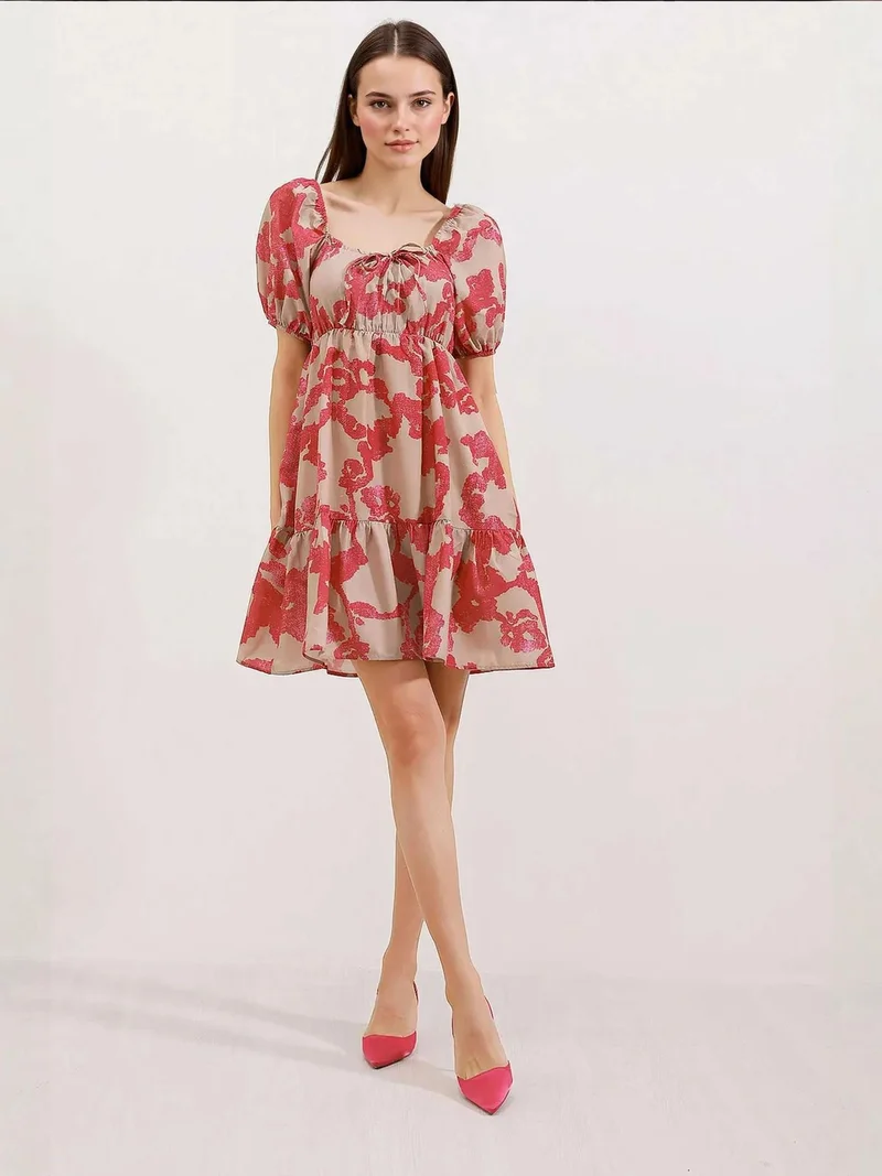 بيغ دارت فستان قصير بياقة مربعة وربطة عنق