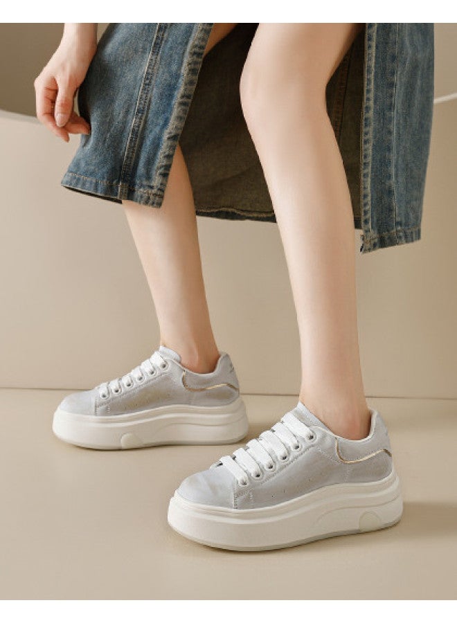 YEARCON حذاء رياضي أبيض للنساء بارتفاع  Cm - أحذية منصة سميكة للخريف للنساء القصيرات، أحذية كاجوال - Image 1