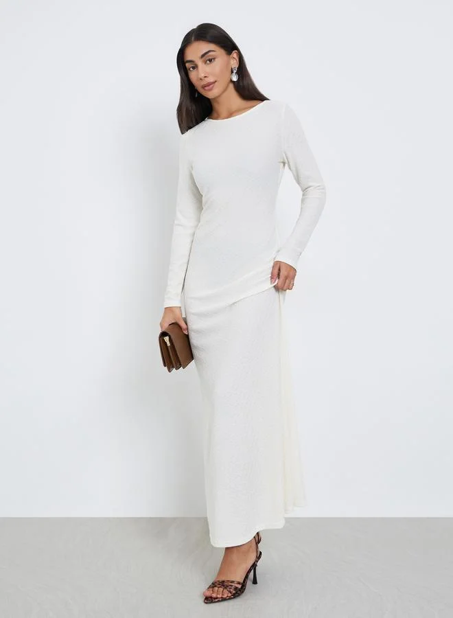 ستايلي فستان طويل بديكون بتفاصيل بارزة الملمس