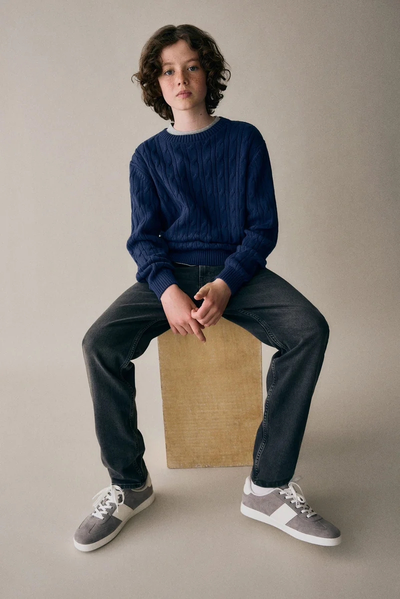 اتش اند ام جينز بقصّة مريحة وساق مدببة