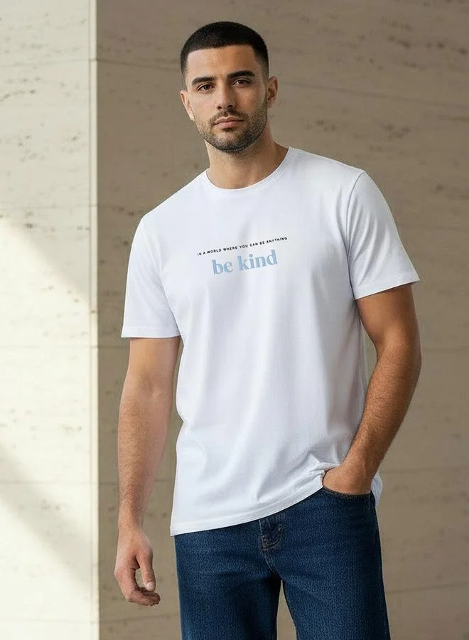 ايكونيك تيشيرت رجالي عصري بطبعة شعار وياقة مستديرة وأكمام قصيرة بقصة ضيقة