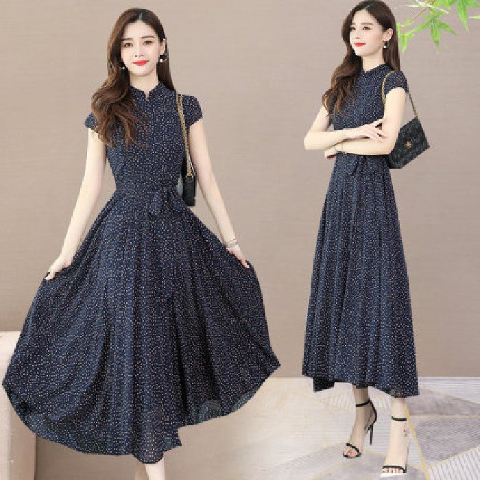 فستان الأم الجديد لصيف 2025 للنساء بتصميم أنيق بأكمام قصيرة وتنورة طويلة من حرير الثلج بنقشة نقاط الموج، لون أزرق بحري