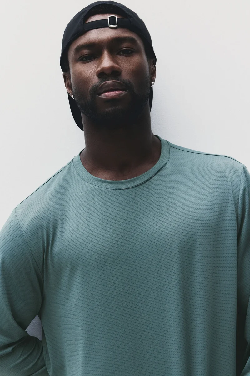 اتش اند ام بلوزة رياضية بأكمام طويلة  من نسيج دراي موف