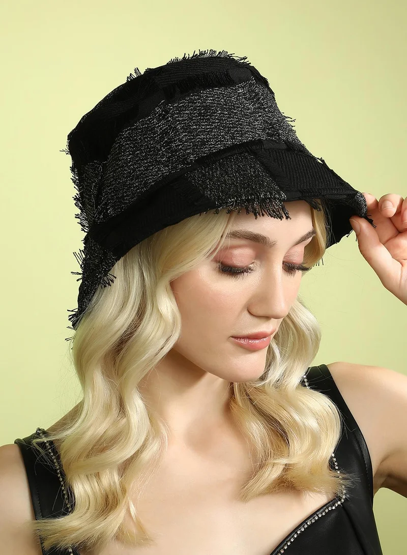 صوص هاوت قبعة دلو سوداء داكنة ممزقة