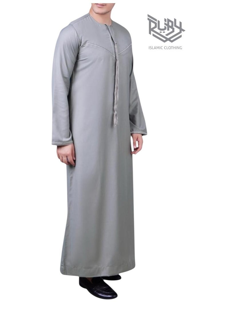 روبي للملابس الإسلامية ثوب إماراتي رمادي فاتح بتصميم فخم - تطريز وشرابات كلاسيكية - Image 2
