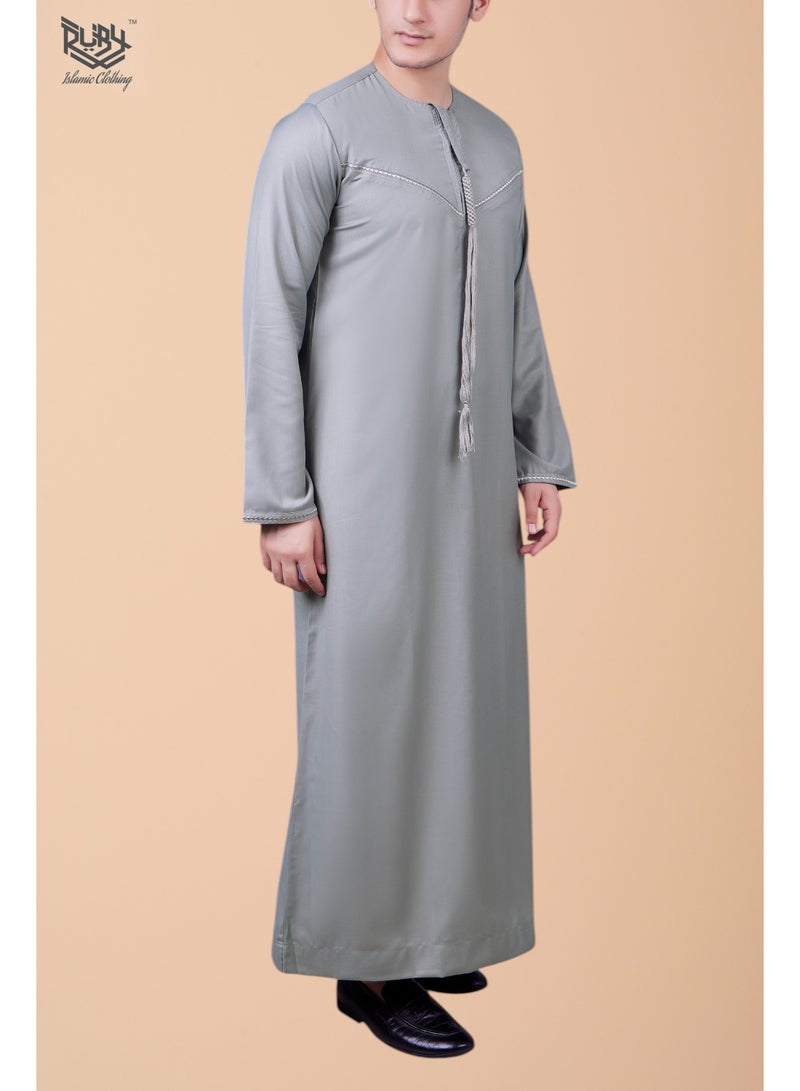 روبي للملابس الإسلامية ثوب إماراتي رمادي فاتح بتصميم فخم - تطريز وشرابات كلاسيكية - Image 3