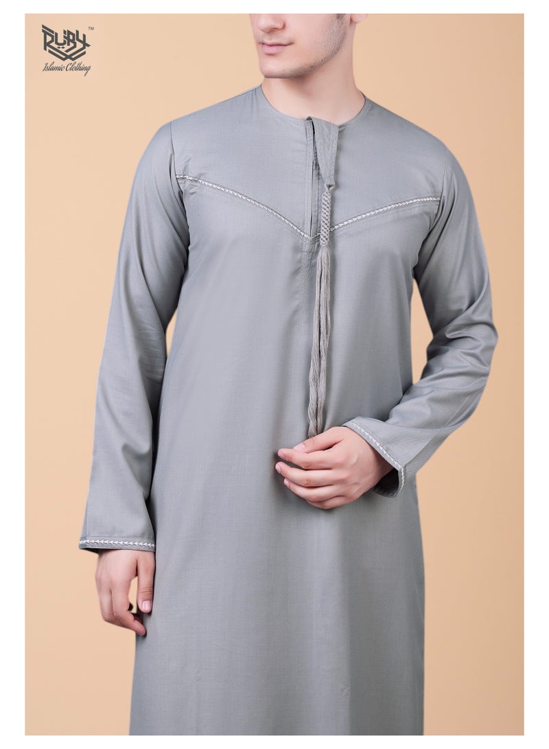 روبي للملابس الإسلامية ثوب إماراتي رمادي فاتح بتصميم فخم - تطريز وشرابات كلاسيكية - Image 4