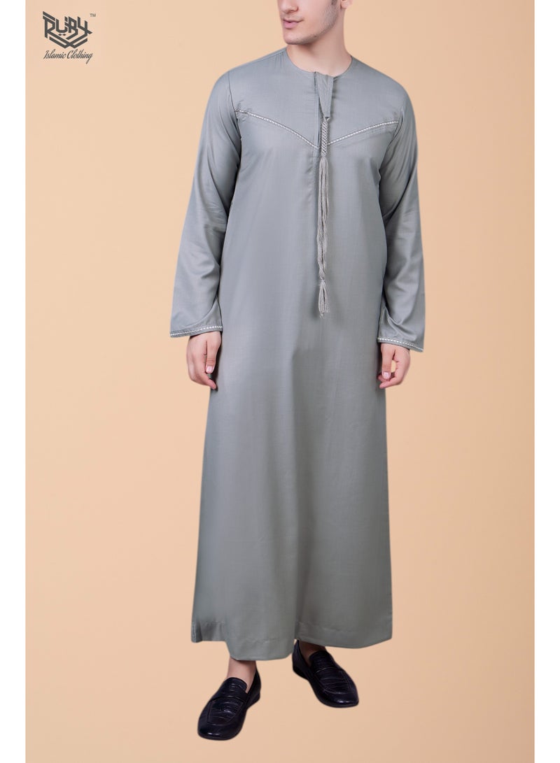 روبي للملابس الإسلامية ثوب إماراتي رمادي فاتح بتصميم فخم - تطريز وشرابات كلاسيكية - Image 1