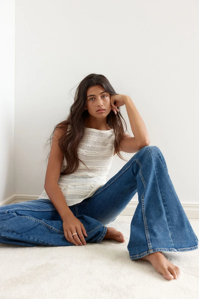 اتش اند ام جينز بقصة حافة واسعة وخصر عالي