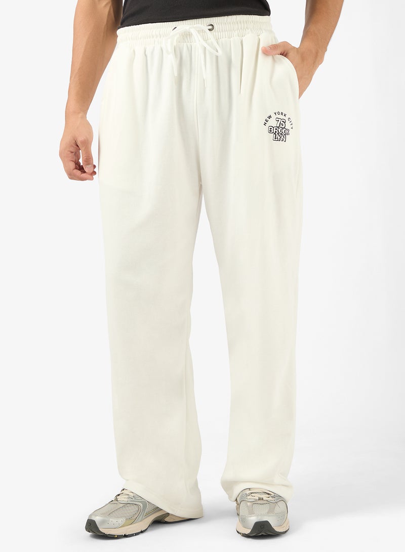 سفنتي فايف بيسيكس بنطلون رياضي بطبعات جرافيك وحافة مفتوحة - Image 1