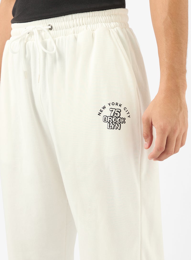 سفنتي فايف بيسيكس بنطلون رياضي بطبعات جرافيك وحافة مفتوحة - Image 4