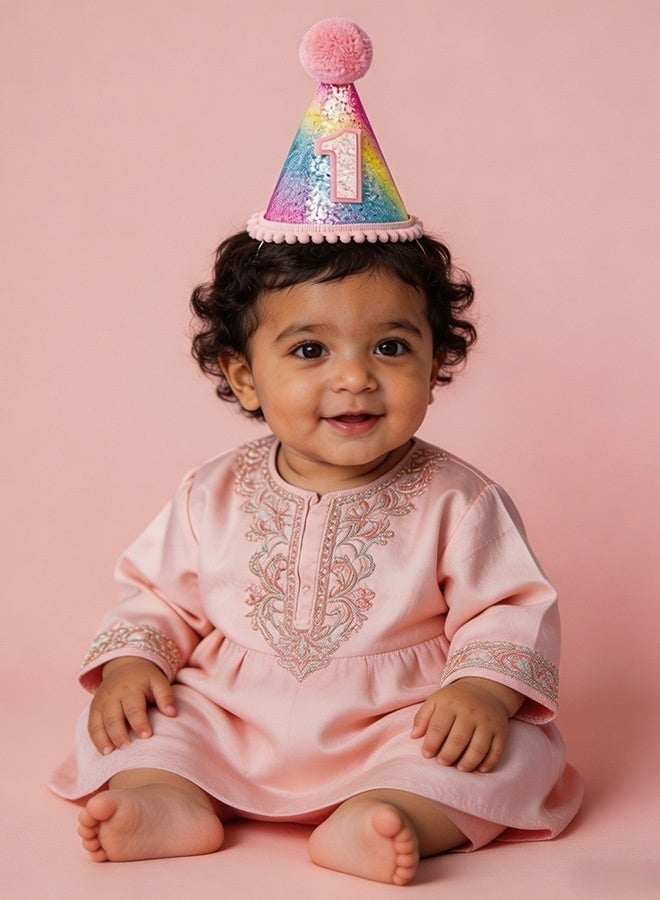 قبعة عيد ميلاد الطفل الأول مع شمعة وقبعة حفلات مخروطية بألوان قوس قزح اللامعة مع بوم بوم ورقم 1 وعصابة رأس للأميرات، دعامة تصوير ”كعكة سماش“ للفتيات، احتفال عيد الميلاد الأول، حفلات استقبال المولود الجديد، جلسات التصوير - Image 2