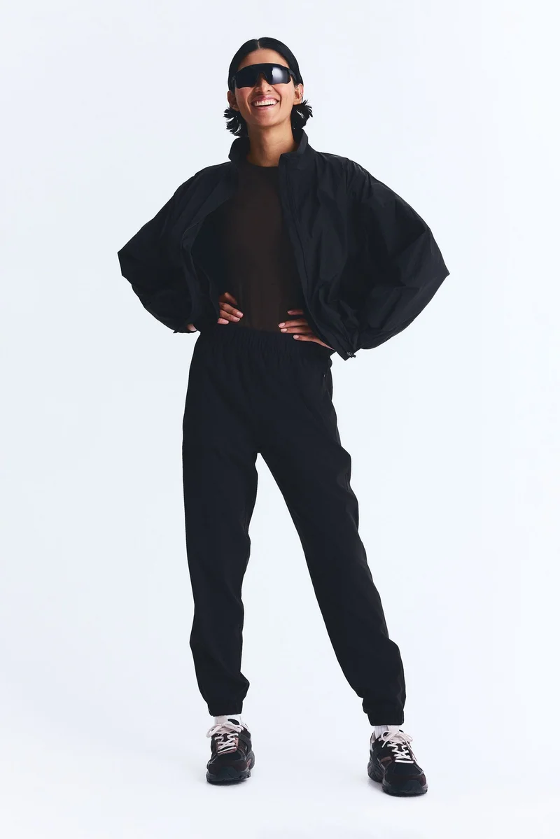 اتش اند ام بنطلون رياضي من نسيج دراي موف