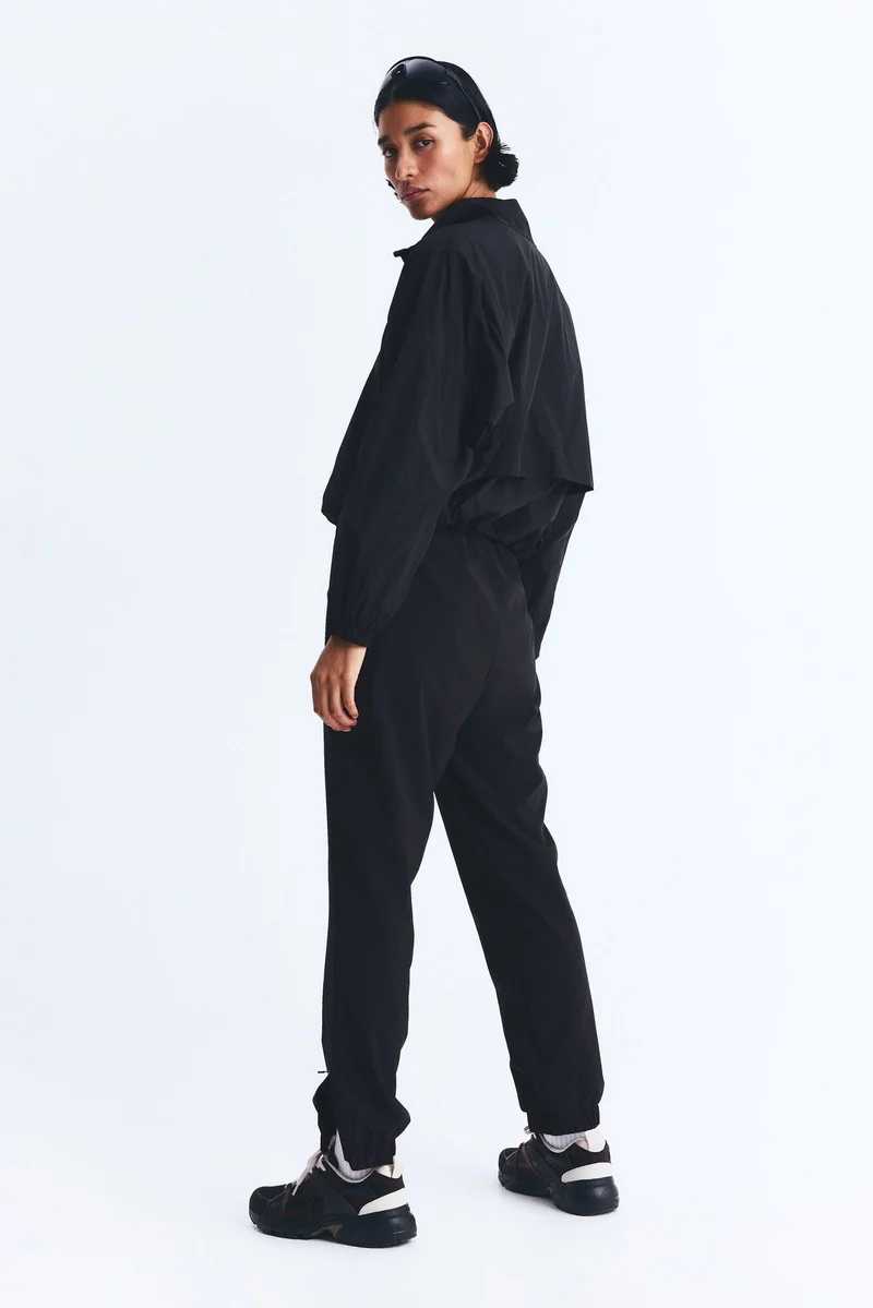 اتش اند ام بنطلون رياضي من نسيج دراي موف