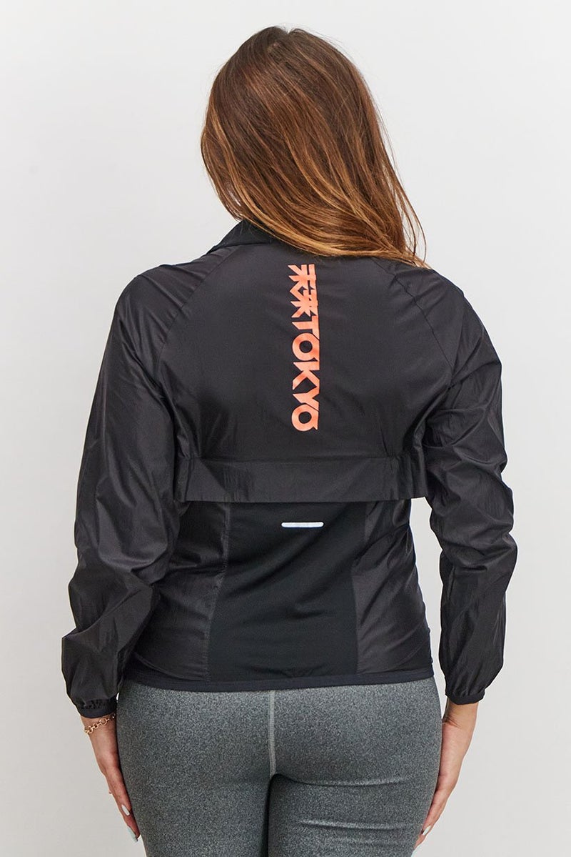 asics جاكيت رياضي نسائي بأكمام طويلة مع شعار العلامة التجارية، أسود - Image 2