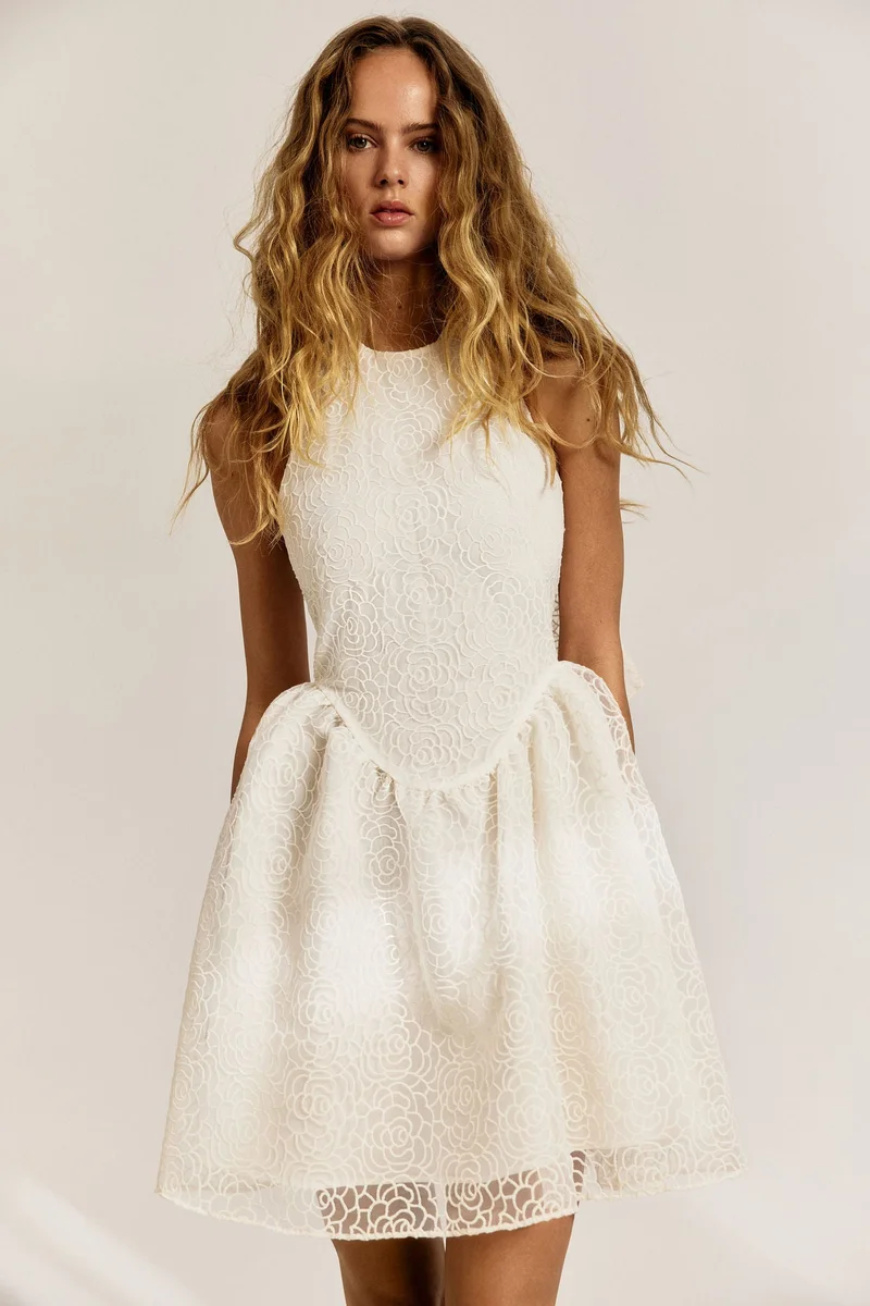 اتش اند ام فستان مطرز بشرائط حول الرقبة