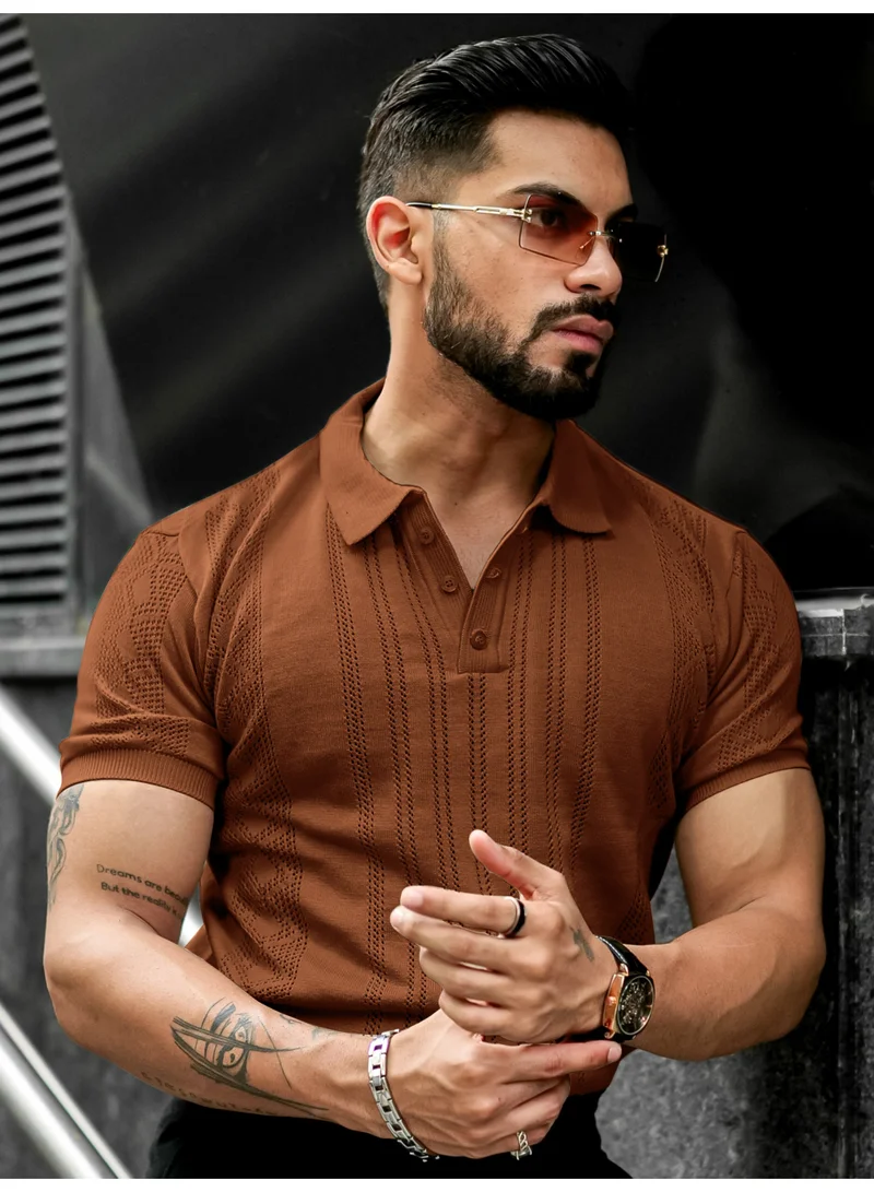 مانياك تيشيرت بولو رجالي قطن بني نصف كم سادة بتصميم نسيج