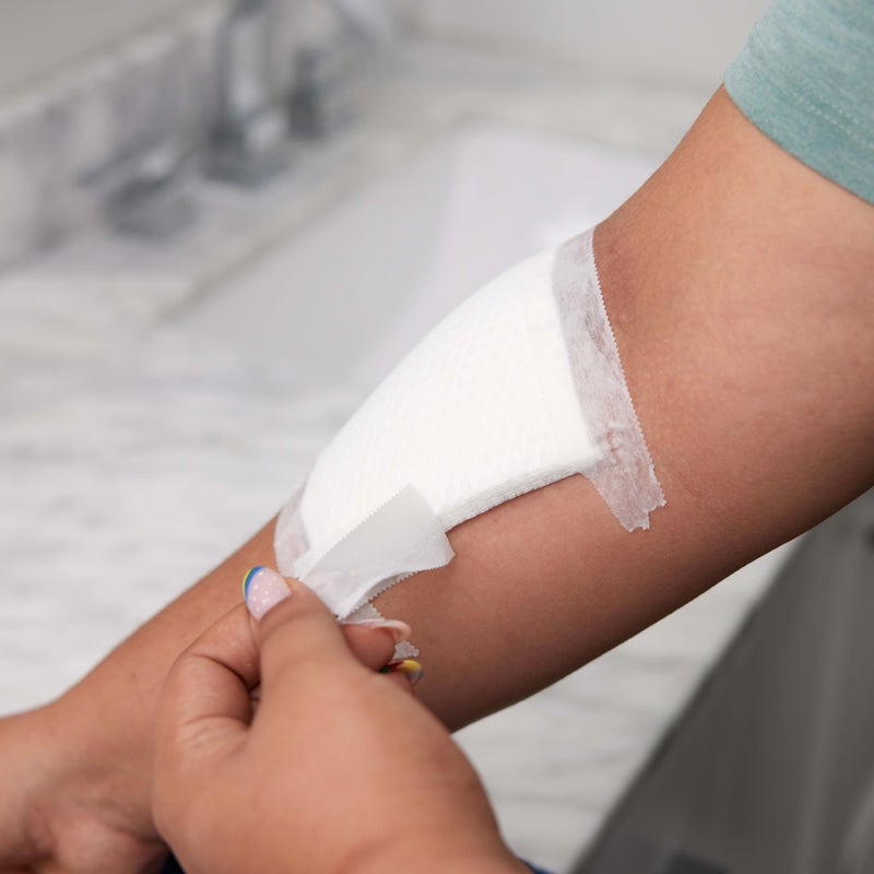 Band-Aid وسادات شاش مربعة معقمة من علامة تجارية ماصة للعناية، كبيرة، 4 بوصة × 4 بوصة - 25 قطعة - Image 4
