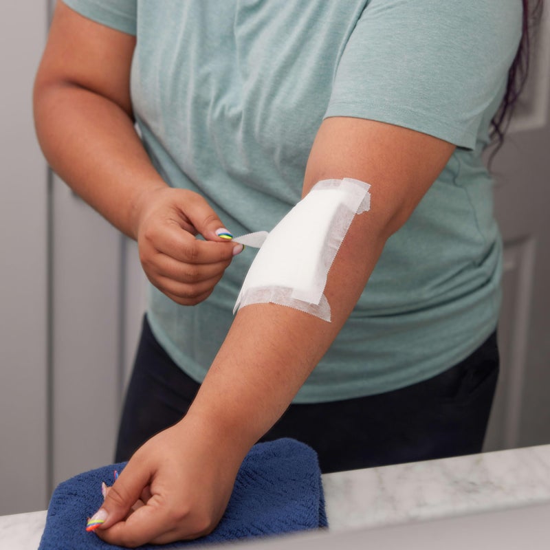 Band-Aid وسادات شاش مربعة معقمة من علامة تجارية ماصة للعناية، كبيرة، 4 بوصة × 4 بوصة - 25 قطعة - Image 3
