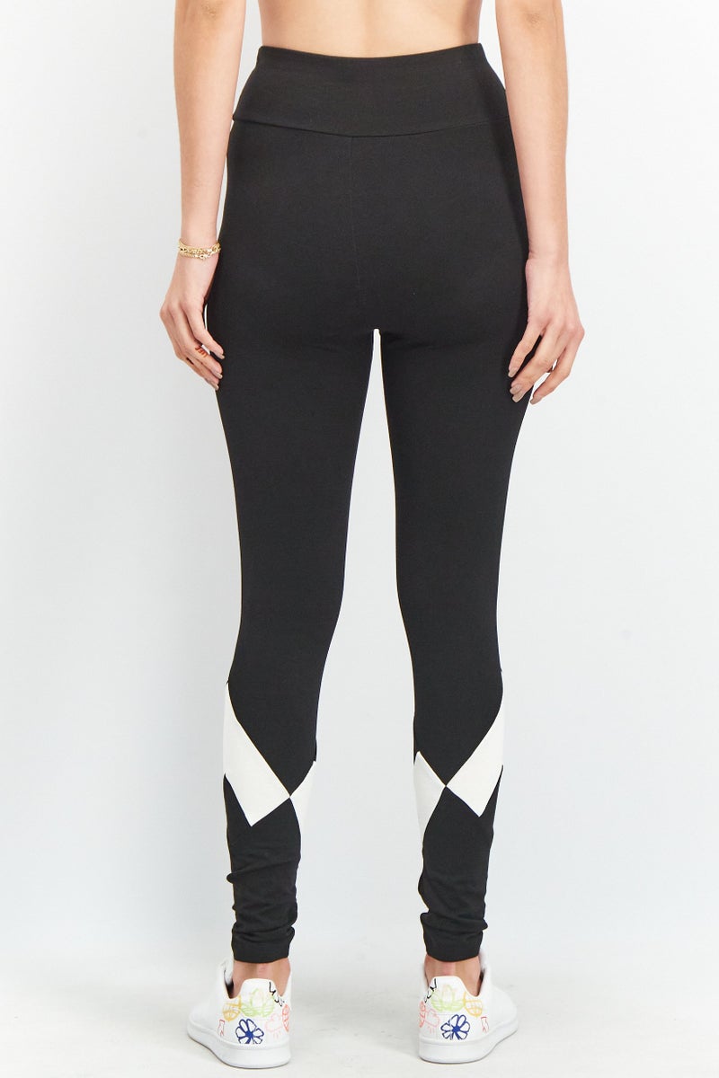 PUMA سراويل رياضية نسائية بتصميم لائق بشعار العلامة التجارية، عالية الخصر، سوداء - Image 4