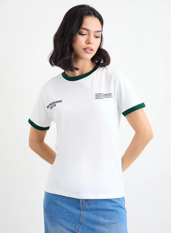 ستايلي تيشيرت نسائي أبيض بطبعة شعار بقصة عادية