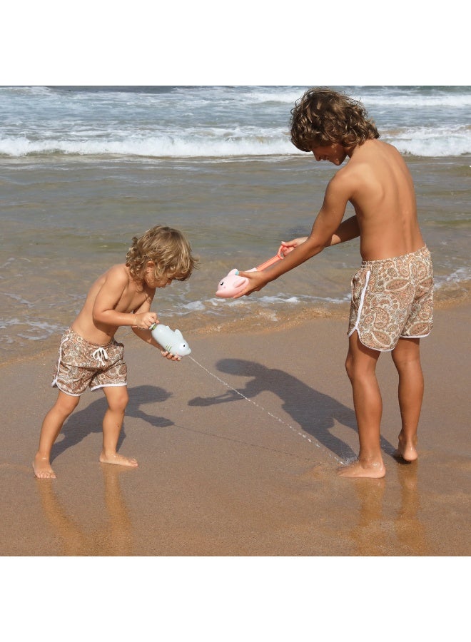 Sunnylife لعبة رش الماء على شكل دلفين – لعبة مائية ممتعة للأطفال – لعبة نقع ناعمة للمسبح وحوض الاستحمام – تصميم دلفين لطيف لألعاب الماء الصيفية – سهلة الاستخدام وإعادة التعبئة - Image 2