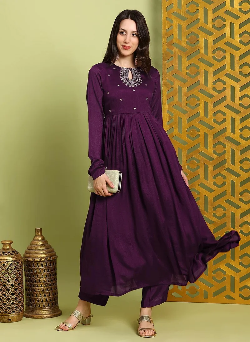 جلو باص طقم كرتا أناركالي نسائي بنفسجي مطرز بالترتر بفتحة عنق مفتاحية مع بنطال واسع الأرجل