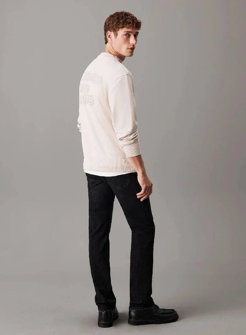 كالفن كلاين جينز سويت شيرت مزين بشعار كلفن كلاين من الخلف