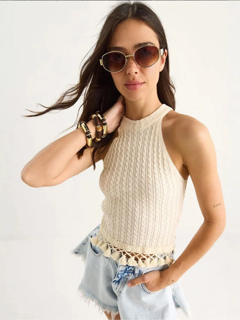 بيانكو لوتشي بلوزة قصيرة ضيقة بياقة هالتر من لوكسي بنقوش بارزة