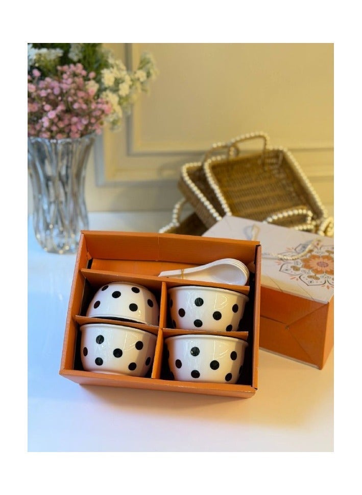 طقم أوعية من البورسلين مزين بنقاط البولكا. طقم من 4 قطع مع ملاعق.