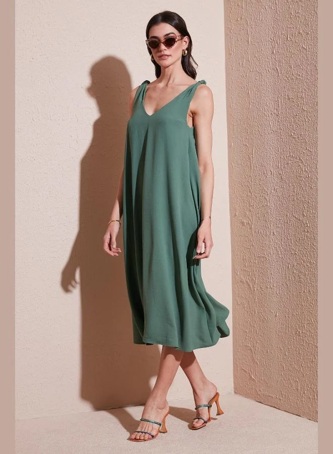 ليلا فستان نسائي أساسي بطول ميدي وياقة على شكل حرف  من ليلا