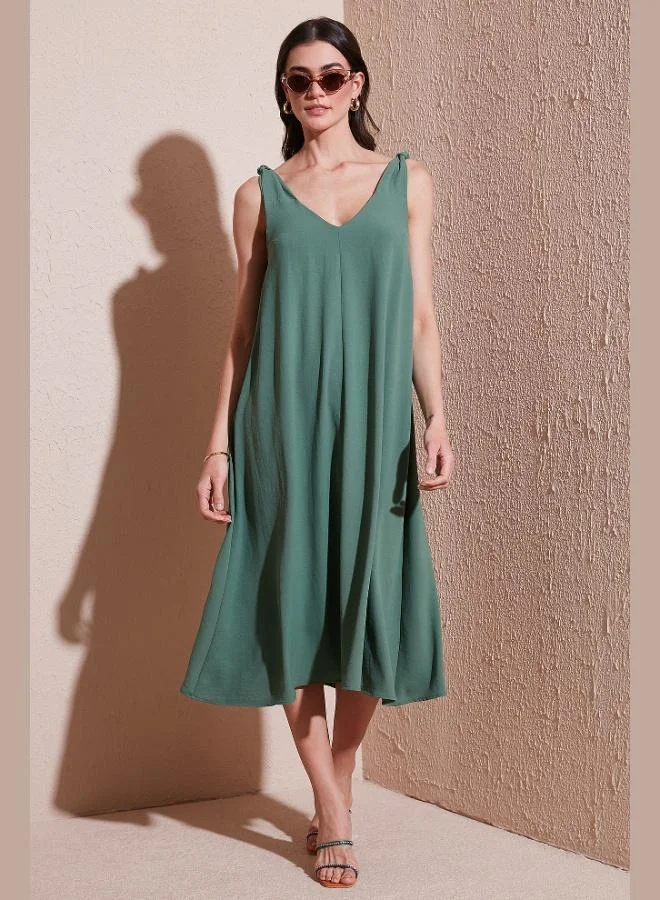 ليلا فستان نسائي أساسي بطول ميدي وياقة على شكل حرف  من ليلا