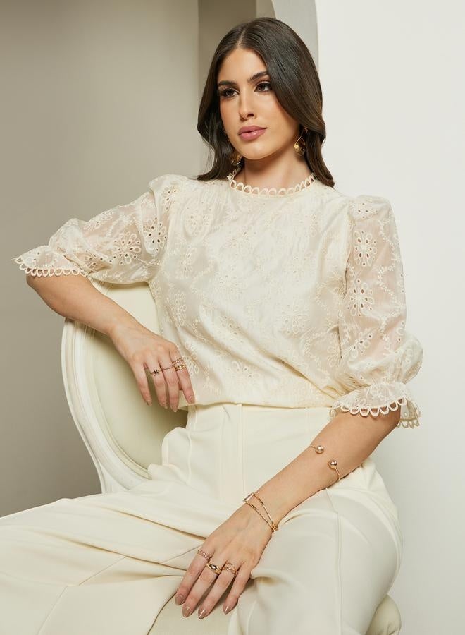 ستايلي بلوزة بأكمام بالون وياقة مستديرة بتطريز شيفلي - Image 1