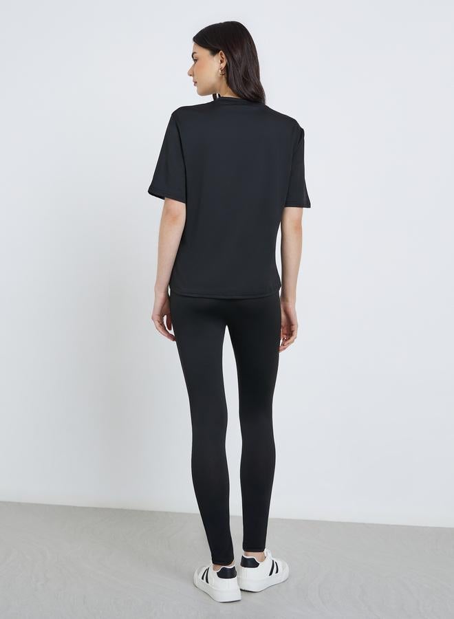 تايك تو طقم تي شيرت وبنطلون ليجنز بطبعة شعار - Image 4