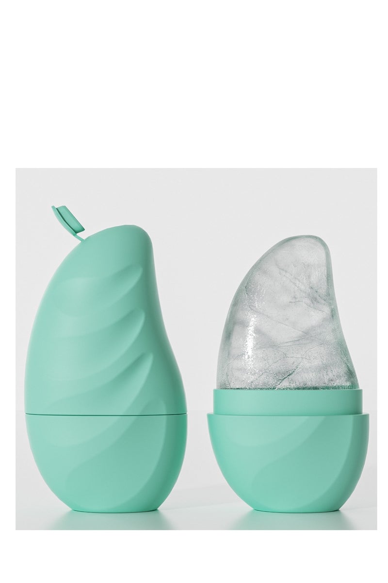 بكرة ثلج للوجه زرقاء جديدة على شكل مانجو. تصميمها على شكل مانجو لا يتساقط بسهولة، وهو أكثر جمالاً. إنها أداة تدليك تجميلية للوجه، وكتلة ثلج لتبريد العينين، ومنتج أساسي للعناية بالبشرة لتقليل التجاعيد والانتفاخات. هذه الأسطوانة المصنوعة من السيليكون مناسبة لتدليك العينين والرقبة، ويمكنها إزالة الهالات السوداء، وتقليص المسام، وهي منتج تجميلي للعناية بالبشرة. إنها أداة مطبخية، تتميز بتأثيرات طبيعية مرطبة وعناية بالبشرة، ويمكنها إزالة انتفاخات العينين، وتخفيف الصداع، وهي قالب ثلج سيليكوني قابل لإعادة الاستخدام للتدليك. - Image 1