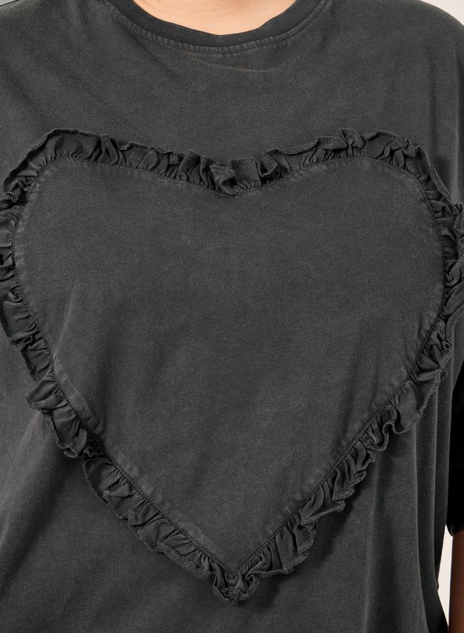 ستايلي تيشيرت بلس سايز واسع بتفاصيل مكشكشة وغسيل حمضي - Image 3