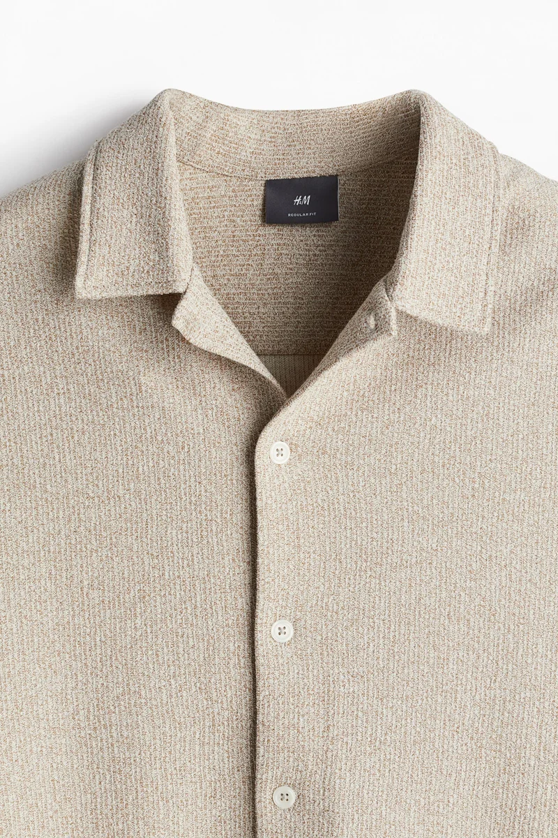 اتش اند ام قميص بنسيج مضلع مرن بقصة عادية