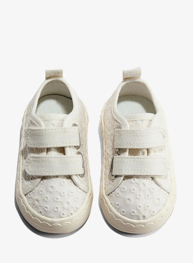 اتش اند ام حذاء رياضي من القطن