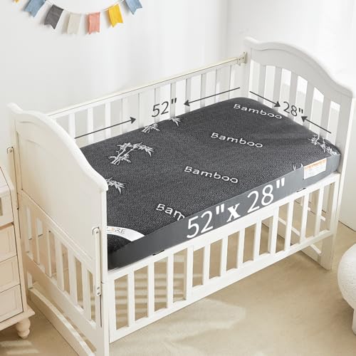 BEDLORE حامي مرتبة سرير الأطفال BEDLORE المقاوم للماء 2 عبوة، غطاء مرتبة سرير الأطفال من فسكوز البامبو الناعم للغاية، حامي مرتبة الأطفال الصامت لمرتبة الأطفال القياسية بحجم 52''x28''، رمادي داكن - Image 2