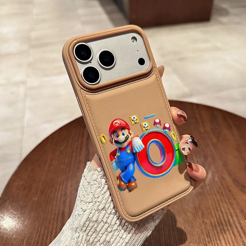 جراب هاتف Apple iPhone 17 Pro بتصميم كرتوني بني اللون يضم رجلاً صغيراً يرتدي قبعة حمراء؛ جراب جلدي مقاوم للصدمات ويوفر الحماية