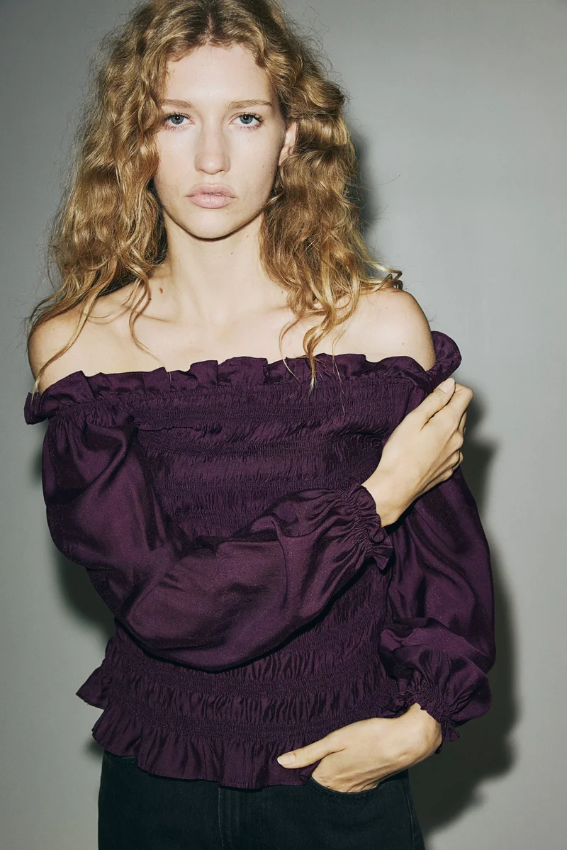 اتش اند ام بلوزة مكشكشه بأكتاف مكشوفة