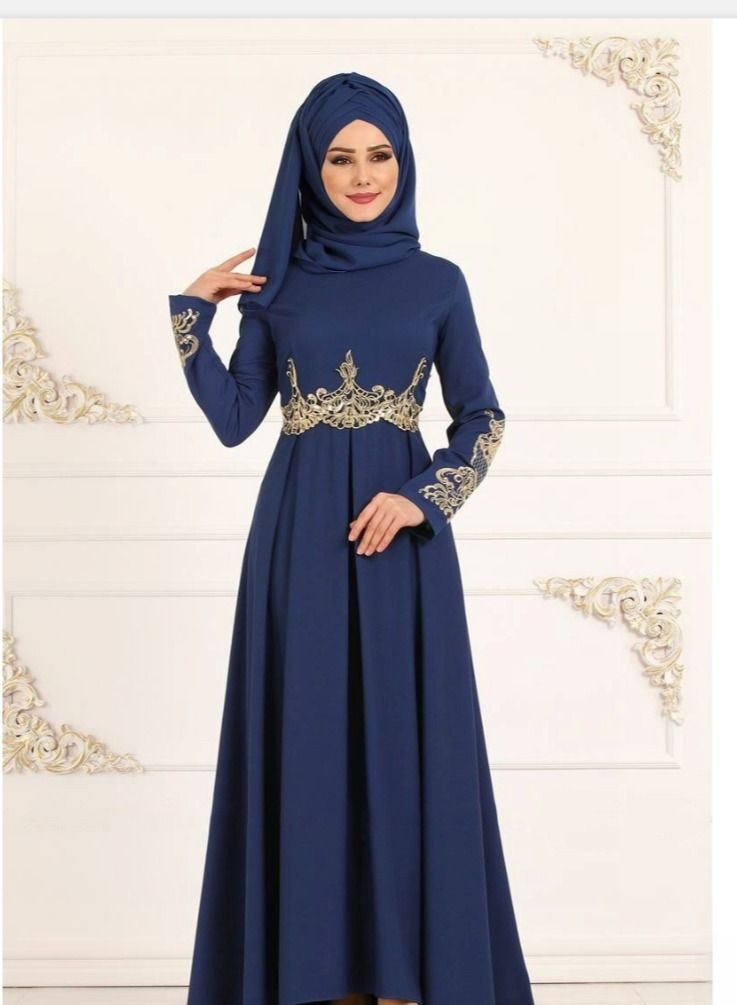 عباية بأكمام طويلة مع حجاب باللون الأزرق