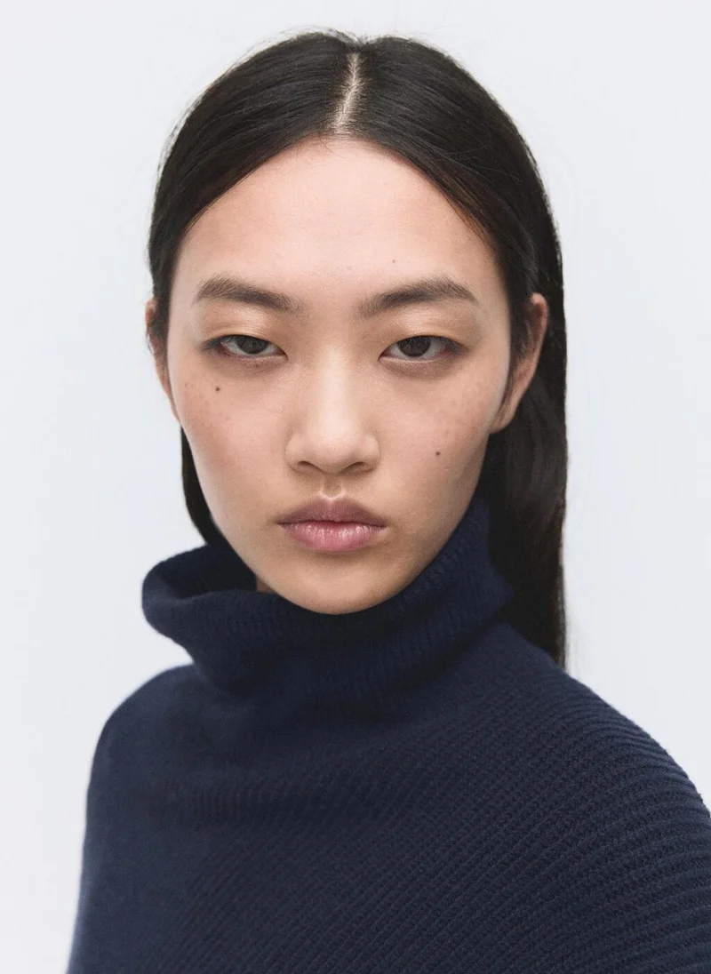 مانجو كنزة بياقة ملفوفة غير متماثلة