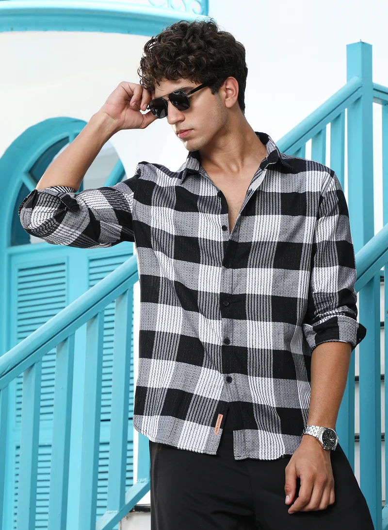 كامبوس سوترا قميص رجالي بنقشة مربعات جاكار مزدوجة بلون أسود أونيكس بياقة ممتدة وأكمام طويلة بأزرار وحاشية منحنية