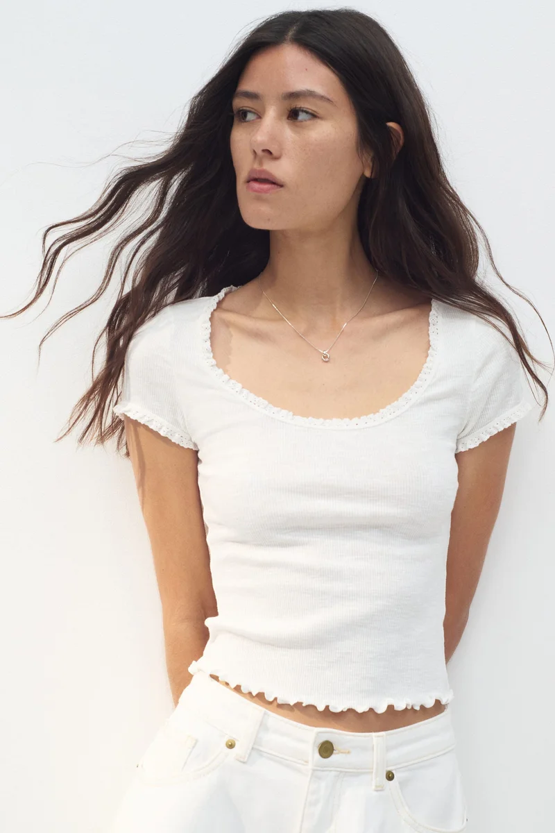 اتش اند ام بلوزة بحواف دانتيل