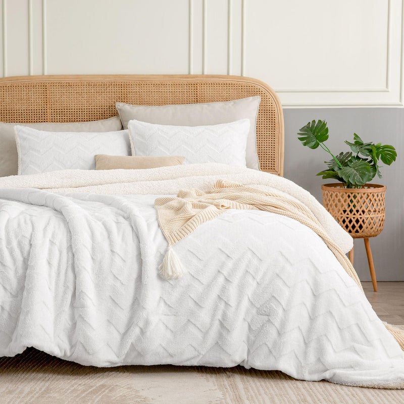 BEDELITE Fluffy Queen Comforter Set - Super Soft Sherpa White Comforter for Queen Size Bed, Luxury Warm Bedding Set for Winter, Fuzzy Bed Set 3 Pieces (1 Comforter, 2 Pillowcases) - Image 5