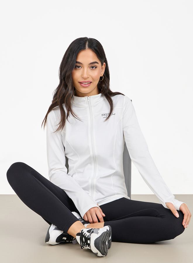 ستايلي جاكيت بطبعة شعار مع تفاصيل فتحات للإبهام - Image 4